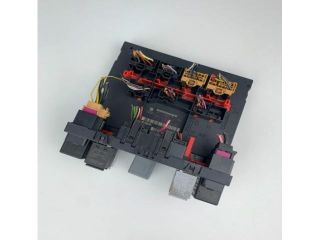 bontott VW PASSAT B6 Biztosítéktábla Utastér