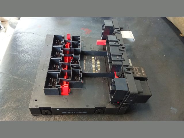 bontott VW PASSAT B6 Biztosítéktábla Utastér