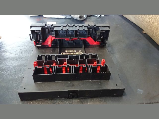 bontott VW PASSAT B6 Biztosítéktábla Utastér