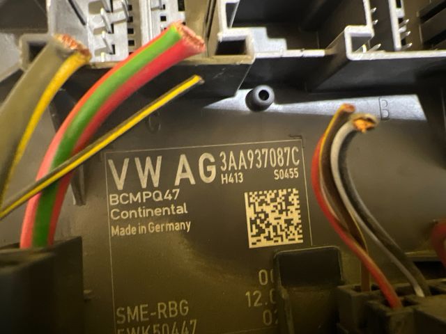 bontott VW PASSAT B6 Biztosítéktábla Utastér