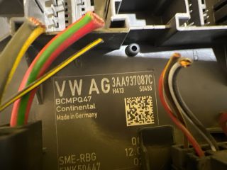 bontott VW PASSAT B6 Biztosítéktábla Utastér