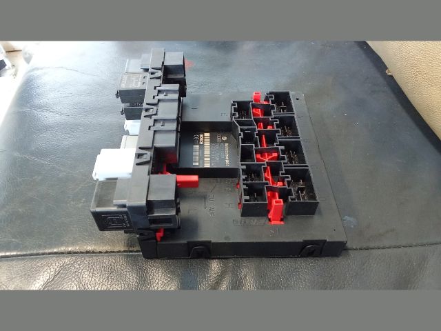 bontott VW PASSAT B6 Biztosítéktábla Utastér