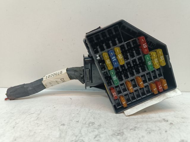 bontott VW PASSAT B6 Biztosítéktábla Utastér