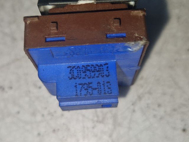 bontott VW PASSAT B6 Csomagtérajtó Kapcsoló