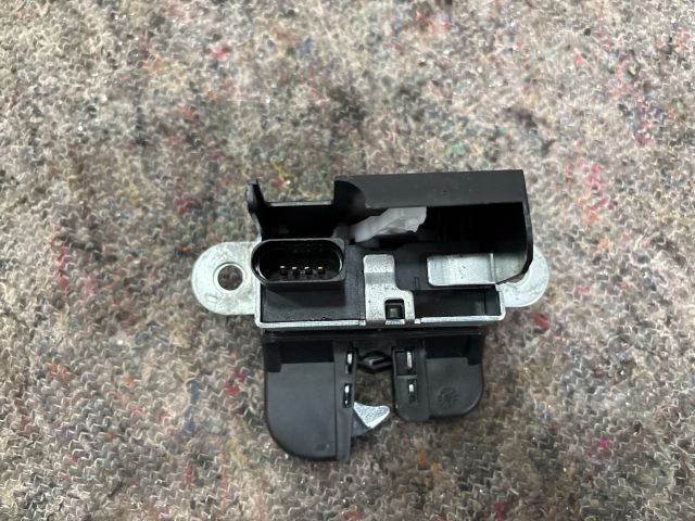 bontott VW PASSAT B6 Csomagtérajtó Zárbetét