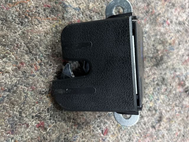 bontott VW PASSAT B6 Csomagtérajtó Zárbetét