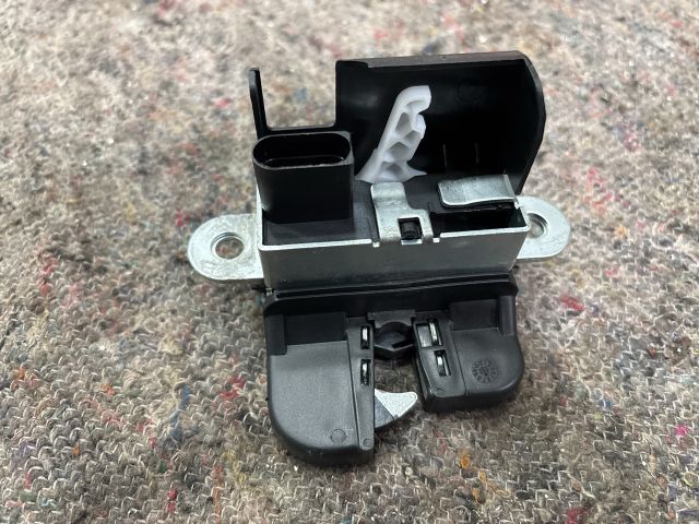 bontott VW PASSAT B6 Csomagtérajtó Zárbetét