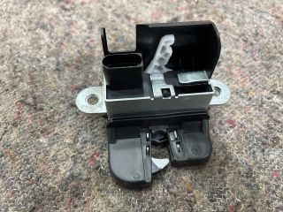 bontott VW PASSAT B6 Csomagtérajtó Zárbetét