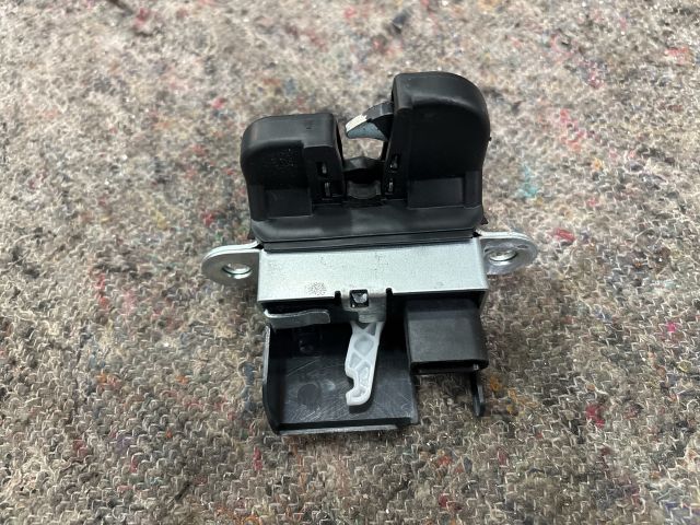 bontott VW PASSAT B6 Csomagtérajtó Zárbetét