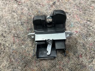 bontott VW PASSAT B6 Csomagtérajtó Zárbetét