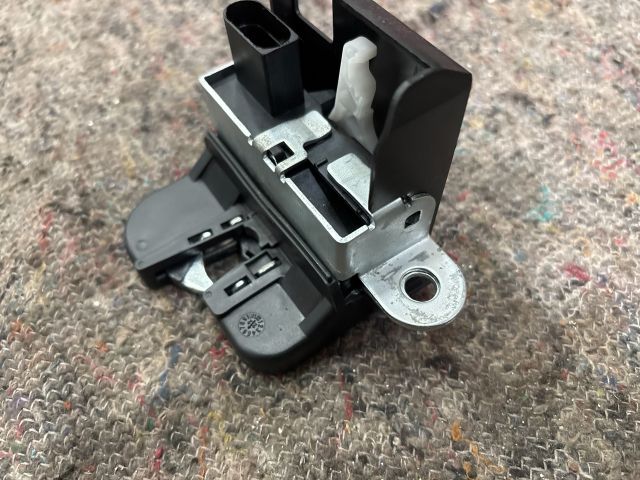 bontott VW PASSAT B6 Csomagtérajtó Zárbetét