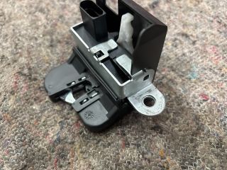 bontott VW PASSAT B6 Csomagtérajtó Zárbetét