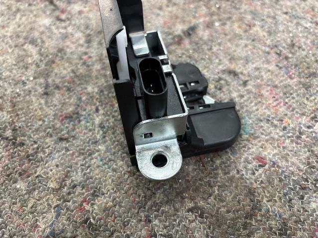 bontott VW PASSAT B6 Csomagtérajtó Zárbetét