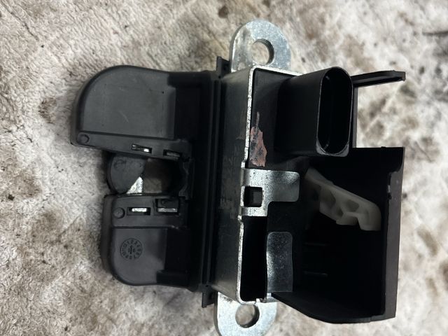 bontott VW PASSAT B6 Csomagtérajtó Zárszerkezet