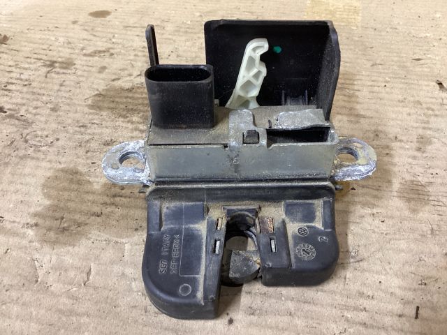 bontott VW PASSAT B6 Csomagtérajtó Zárszerkezet