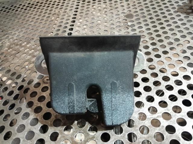 bontott VW PASSAT B6 Csomagtérajtó Zárszerkezet