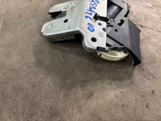 bontott VW PASSAT B6 Csomagtérajtó Zárszerkezet