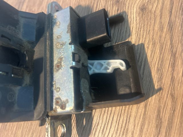 bontott VW PASSAT B6 Csomagtérajtó Zárszerkezet