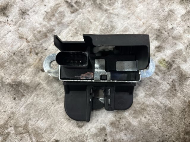 bontott VW PASSAT B6 Csomagtérajtó Zárszerkezet