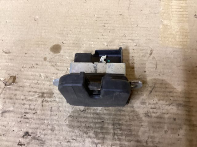 bontott VW PASSAT B6 Csomagtérajtó Zárszerkezet