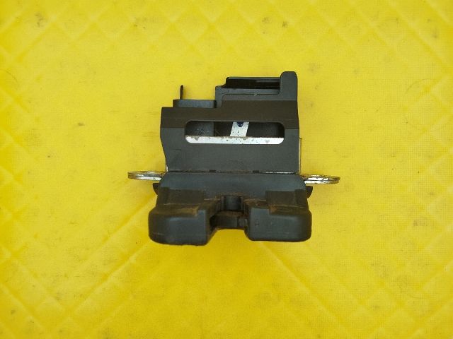 bontott VW PASSAT B6 Csomagtérajtó Zárszerkezet