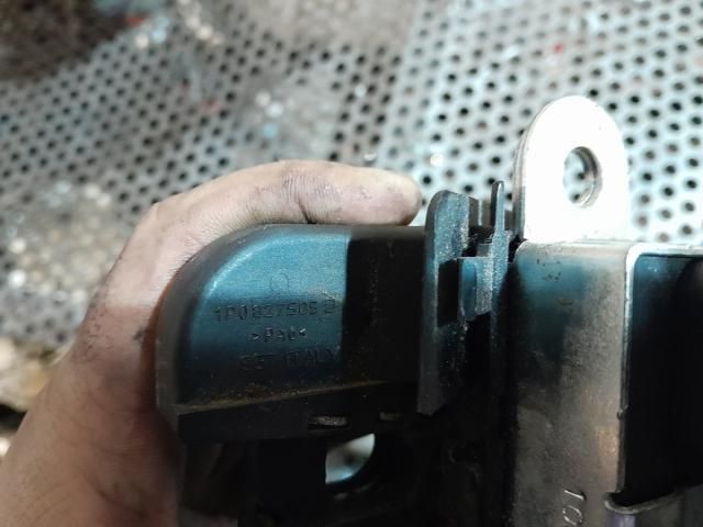 bontott VW PASSAT B6 Csomagtérajtó Zárszerkezet