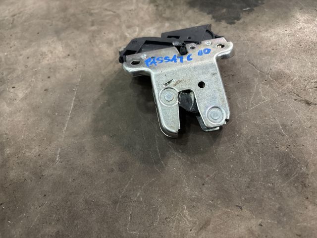 bontott VW PASSAT B6 Csomagtérajtó Zárszerkezet