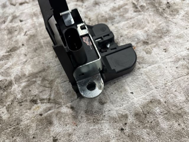 bontott VW PASSAT B6 Csomagtérajtó Zárszerkezet