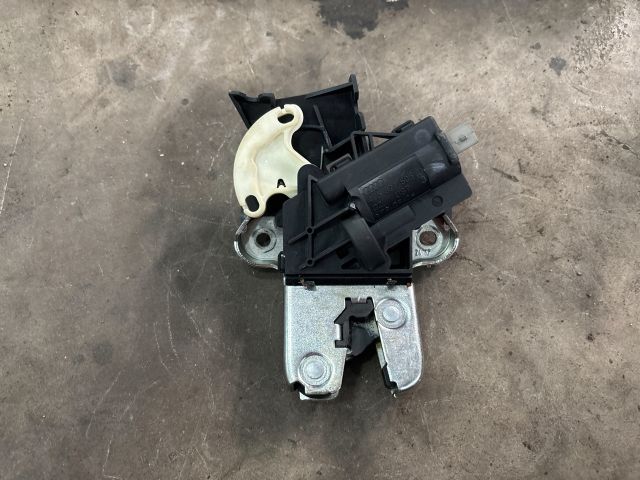 bontott VW PASSAT B6 Csomagtérajtó Zárszerkezet