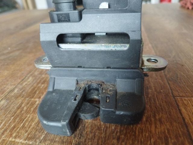 bontott VW PASSAT B6 Csomagtérajtó Zárszerkezet