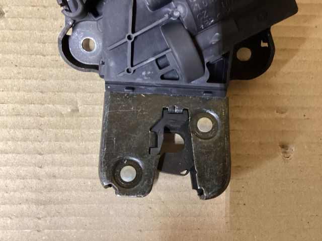 bontott VW PASSAT B6 Csomagtérajtó Zárszerkezet