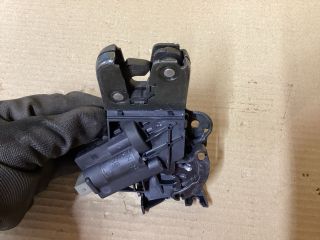 bontott VW PASSAT B6 Csomagtérajtó Zárszerkezet