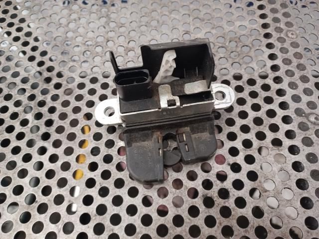 bontott VW PASSAT B6 Csomagtérajtó Zárszerkezet