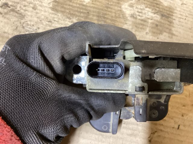 bontott VW PASSAT B6 Csomagtérajtó Zárszerkezet