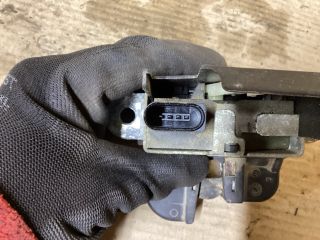 bontott VW PASSAT B6 Csomagtérajtó Zárszerkezet