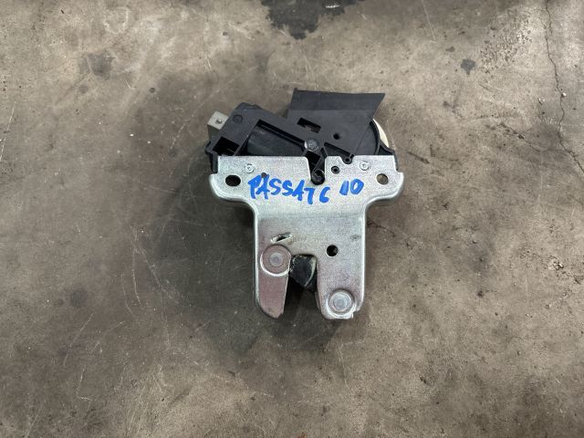 bontott VW PASSAT B6 Csomagtérajtó Zárszerkezet