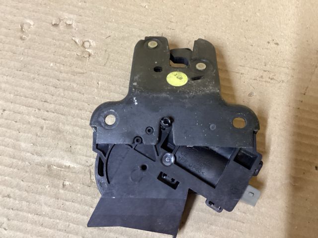 bontott VW PASSAT B6 Csomagtérajtó Zárszerkezet