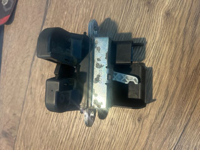 bontott VW PASSAT B6 Csomagtérajtó Zárszerkezet