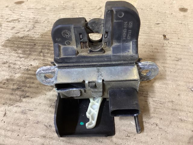 bontott VW PASSAT B6 Csomagtérajtó Zárszerkezet