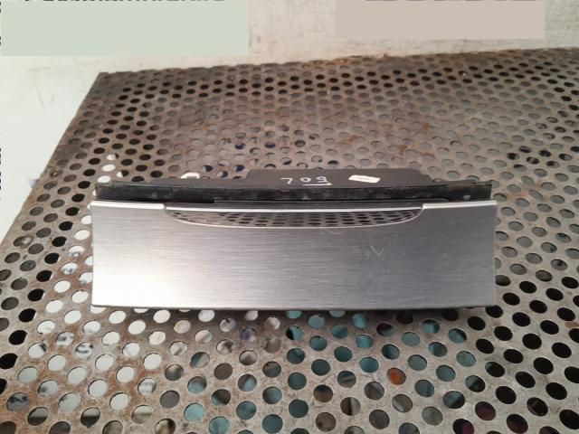 bontott VW PASSAT B6 Első Hamutartó