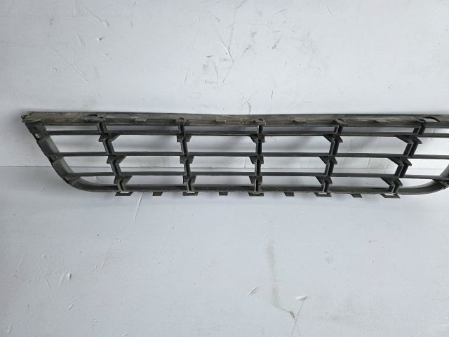 bontott VW PASSAT B6 Első Lökhárító Alsó Középső Díszrács