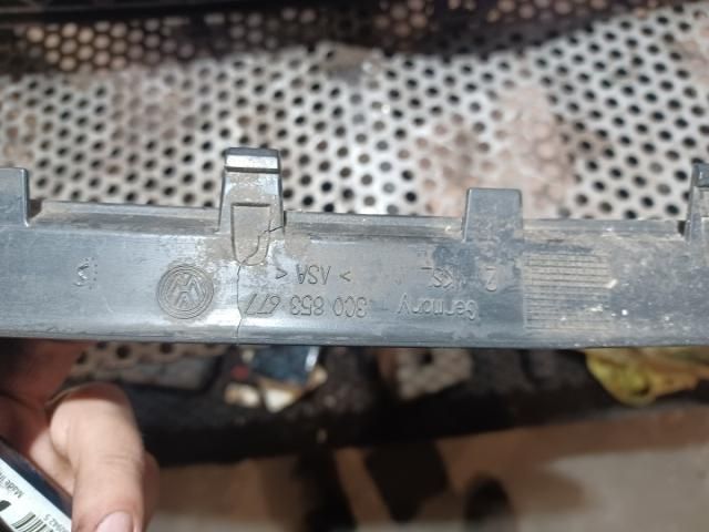 bontott VW PASSAT B6 Első Lökhárító Alsó Középső Díszrács