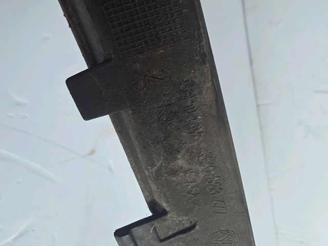 bontott VW PASSAT B6 Első Lökhárító Alsó Középső Díszrács