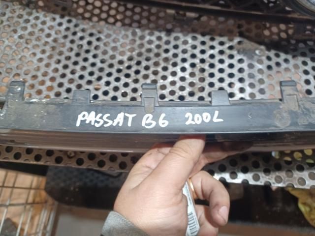 bontott VW PASSAT B6 Első Lökhárító Alsó Középső Díszrács