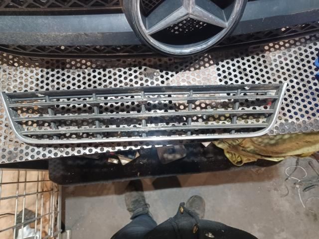 bontott VW PASSAT B6 Első Lökhárító Alsó Középső Díszrács