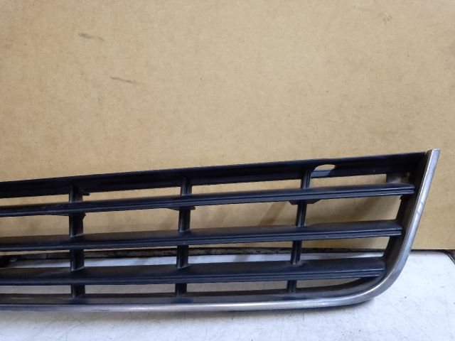 bontott VW PASSAT B6 Első Lökhárító Alsó Középső Díszrács