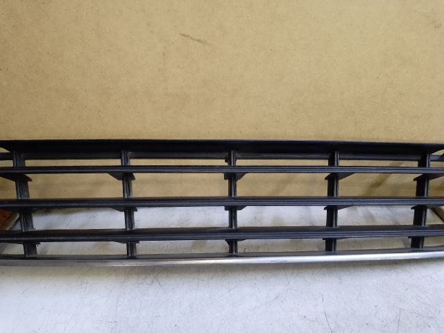 bontott VW PASSAT B6 Első Lökhárító Alsó Középső Díszrács