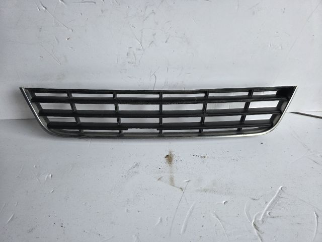 bontott VW PASSAT B6 Első Lökhárító Alsó Középső Díszrács