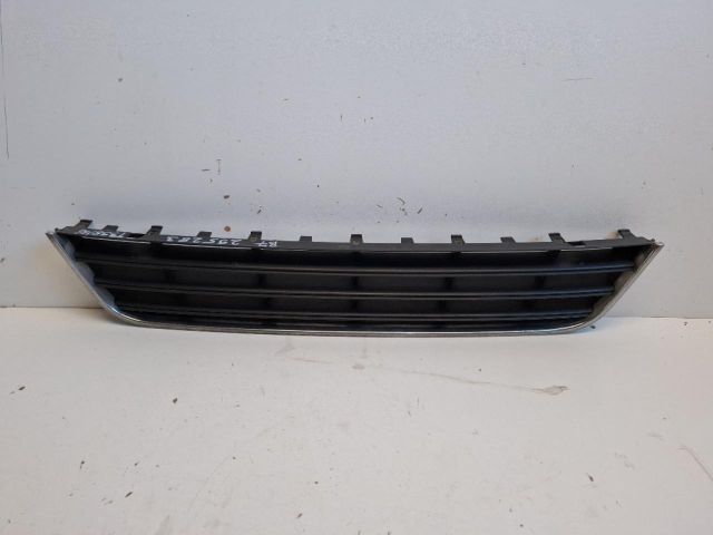 bontott VW PASSAT B6 Első Lökhárító Alsó Középső Díszrács