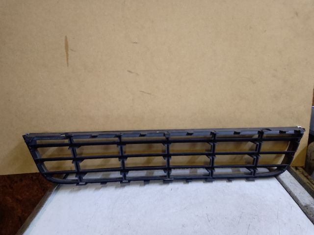 bontott VW PASSAT B6 Első Lökhárító Alsó Középső Díszrács